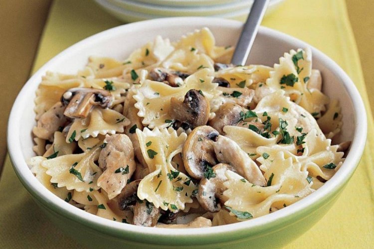 Pasta con champiñones en salsa cremosa