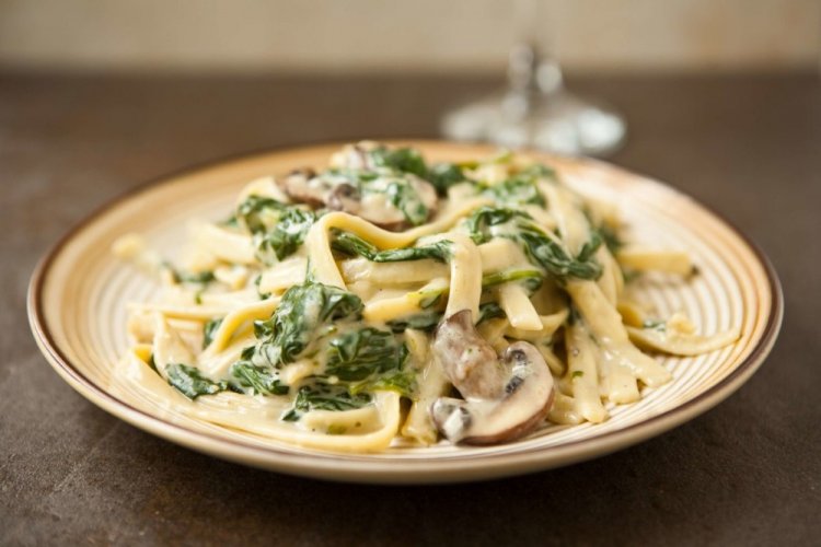 Pasta con espinacas en salsa cremosa