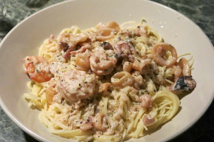 Pasta con marisco en salsa cremosa