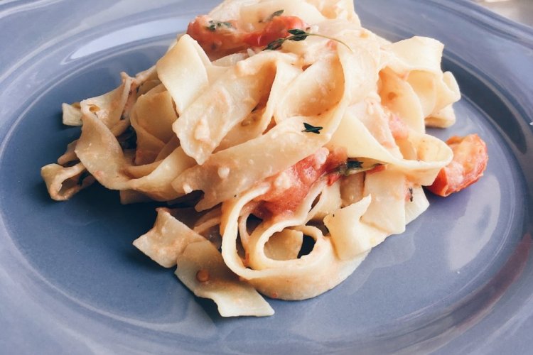 Pasta con tomates en salsa cremosa
