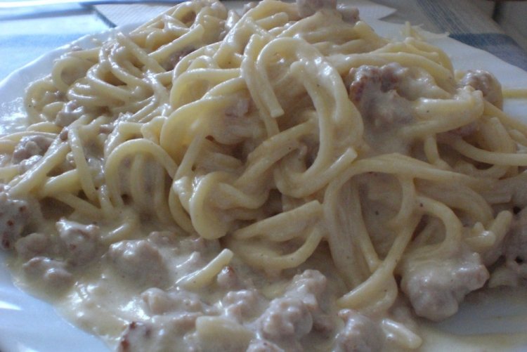 Pasta con carne picada en salsa cremosa