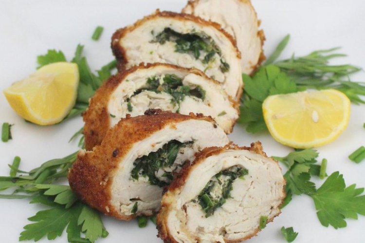 Rollitos de pechuga de pollo con queso y hierbas