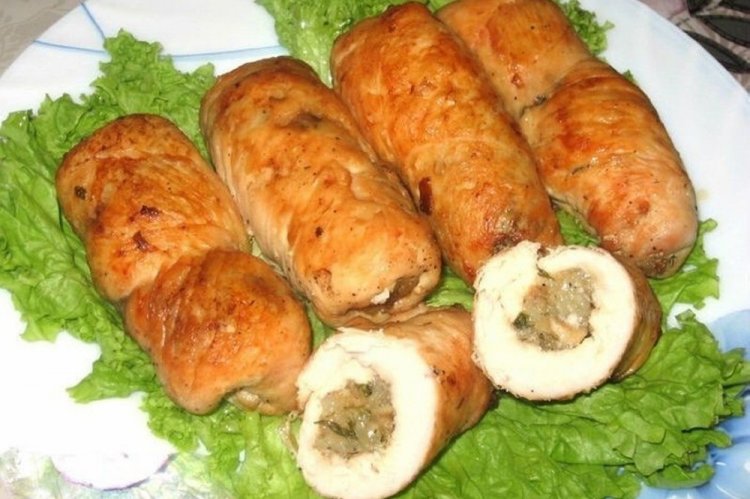 Rollitos de pechuga de pollo con champiñones en sartén