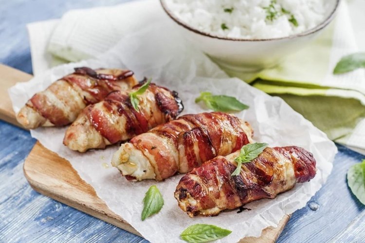 Rollitos de pechuga de pollo con tocino y queso