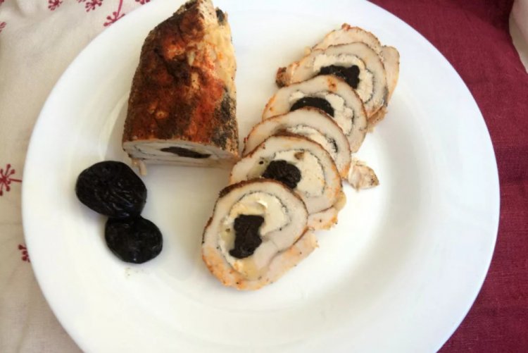 Rollitos de pechuga de pollo con ciruelas pasas