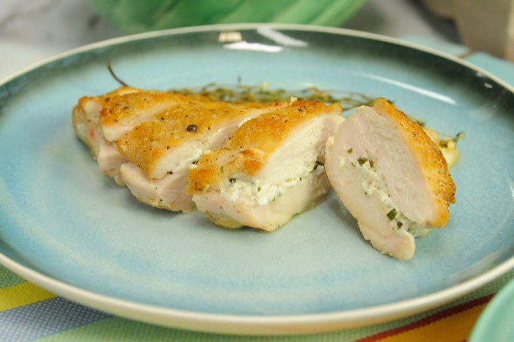 Rollitos de pechuga de pollo con requesón