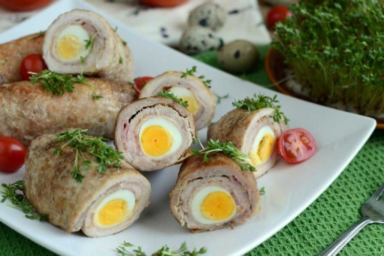 Rollitos de pechuga de pollo con huevos de codorniz