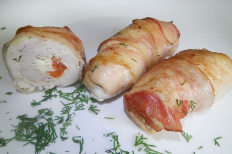 Rollitos de pechuga de pollo con tomates y queso feta