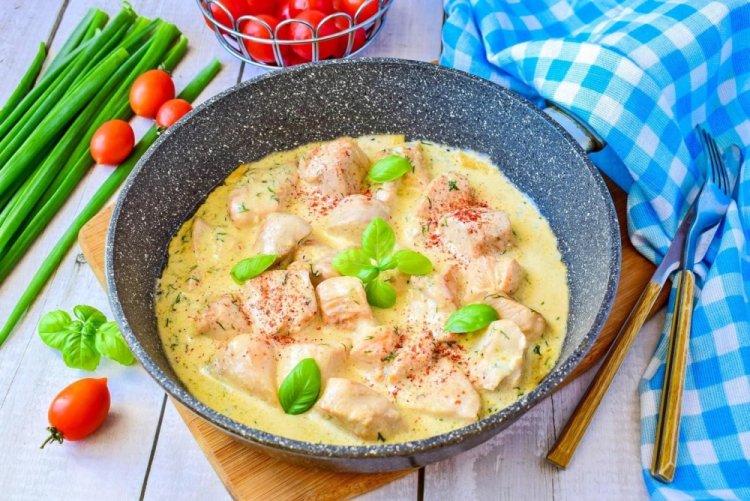 Pechugas de pollo en salsa cremosa en sartén
