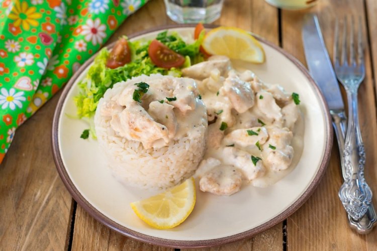 Pechugas de pollo con arroz en salsa cremosa