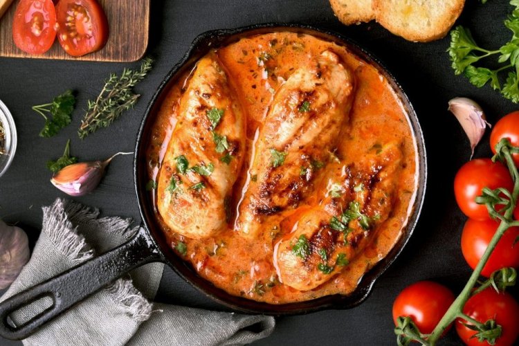 Pechugas de pollo en salsa de tomate y nata