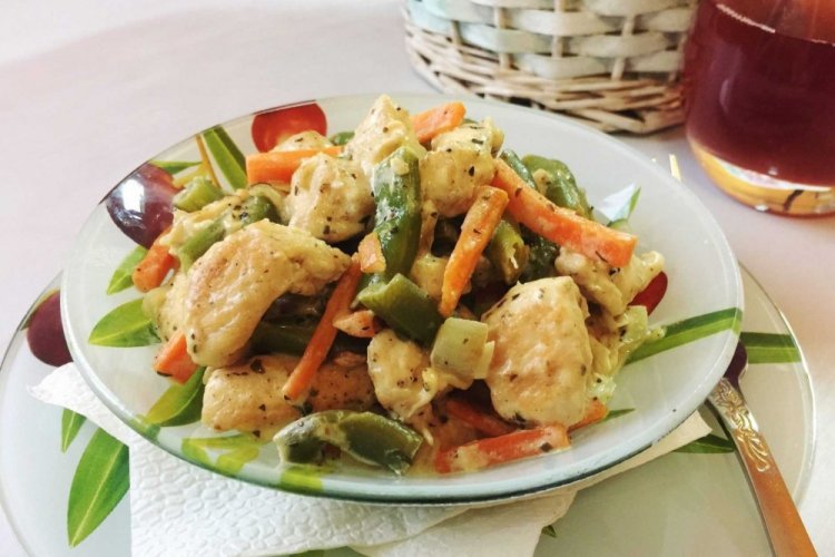 Pechugas de pollo con judías verdes en salsa cremosa