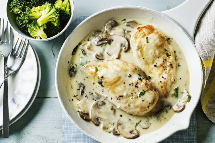 Pechugas de pollo con champiñones en salsa cremosa