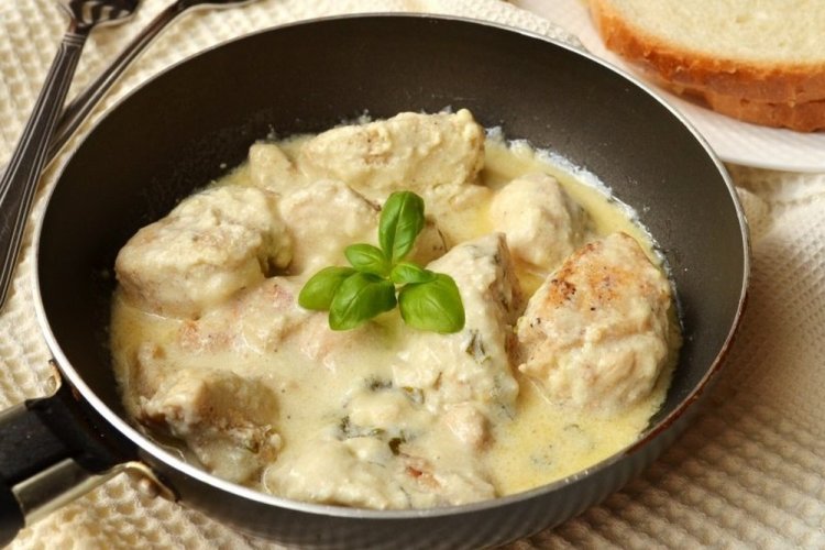Pechugas de pollo en salsa cremosa con queso
