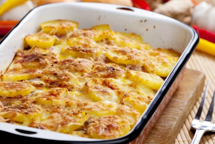 Pechugas de pollo con patatas en salsa cremosa