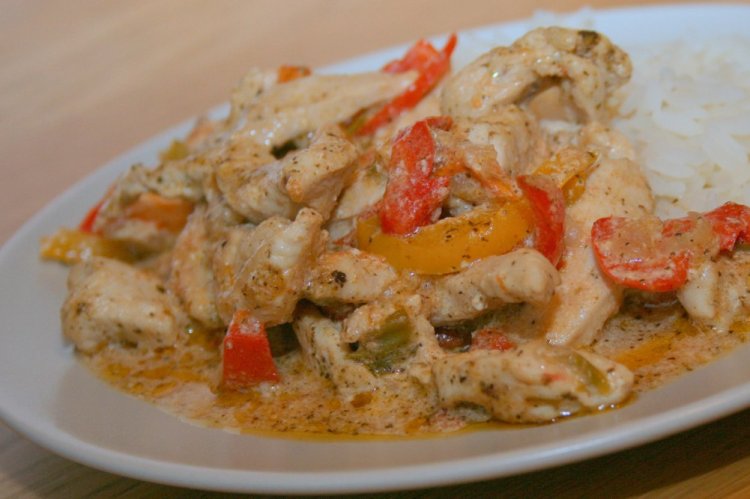 Pechugas de pollo con verduras en salsa cremosa
