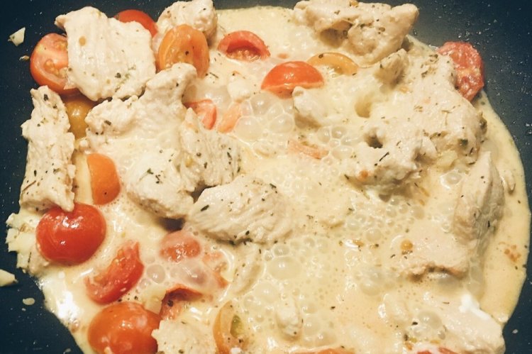 Pechugas de pollo con tomates en salsa cremosa