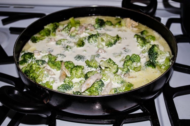 Pechugas de pollo con brócoli en salsa cremosa