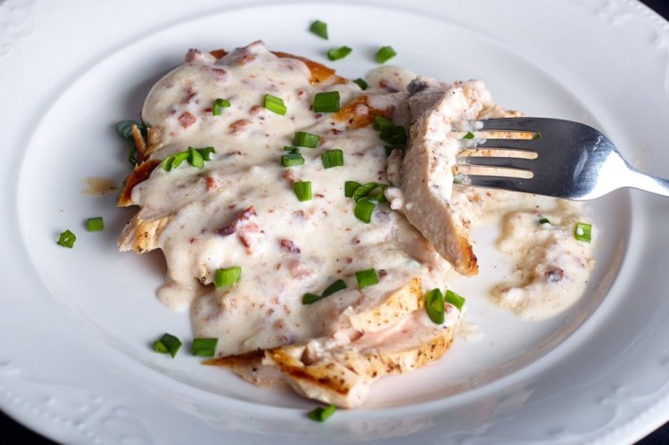 Pechugas de pollo en salsa cremosa en olla de cocción lenta