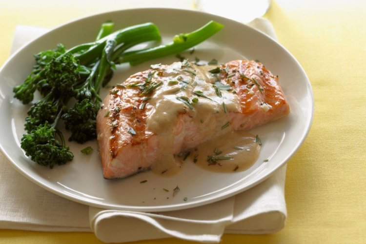 Salmón con chile y pimentón en salsa cremosa