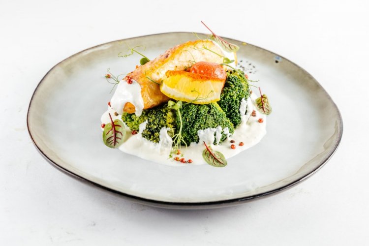 Salmón con brócoli y espinacas en salsa cremosa
