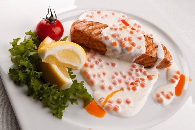 Salmón en salsa cremosa con caviar rojo