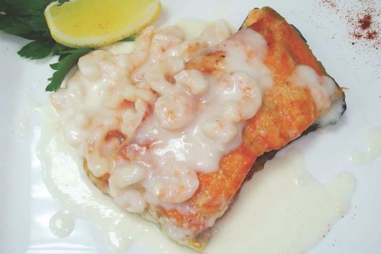 Salmón con gambas en salsa cremosa