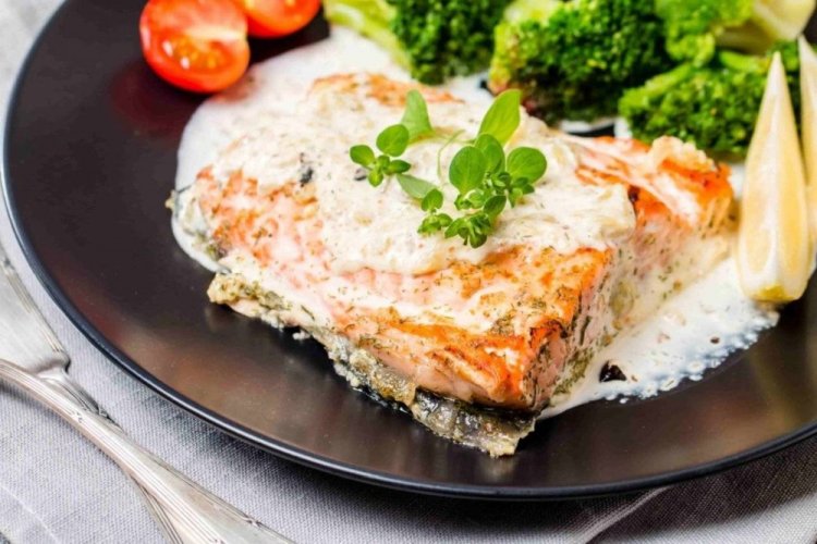 Salmón con cebolla en salsa cremosa