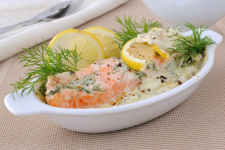 Salmón en salsa cremosa con vino y verduras