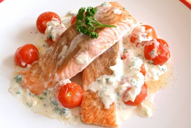 Salmón con tomates cherry y parmesano en salsa cremosa