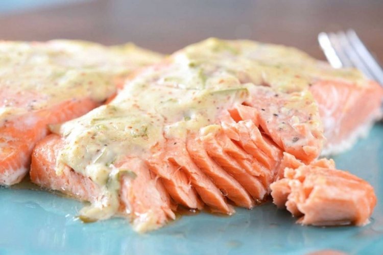 Salmón en salsa cremosa en olla de cocción lenta