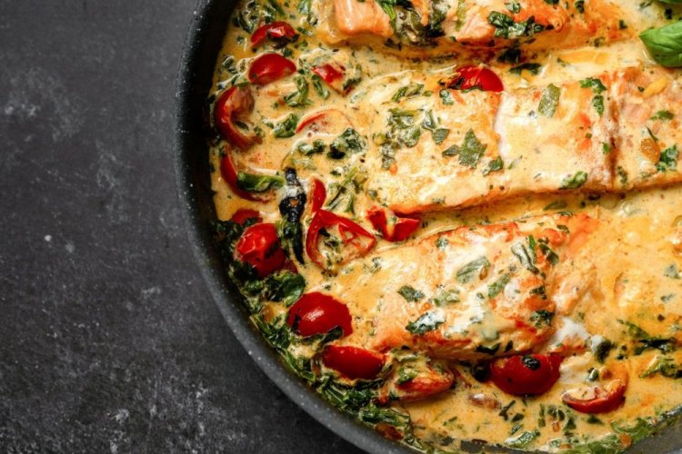 Salmón en salsa cremosa con espinacas y tomates