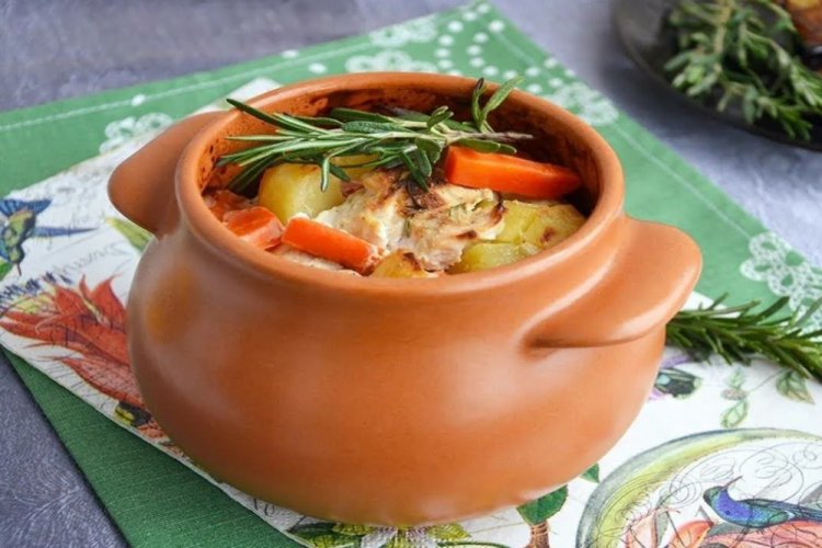 Chicken Stew with Prunes in Pots