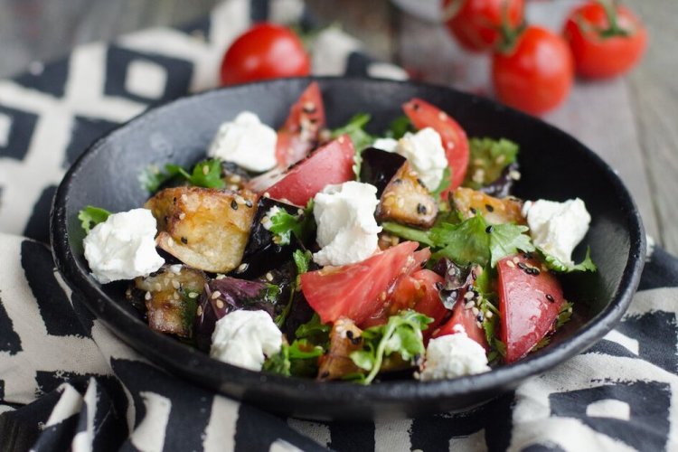 Ensalada tibia de berenjenas, tomates y queso crema