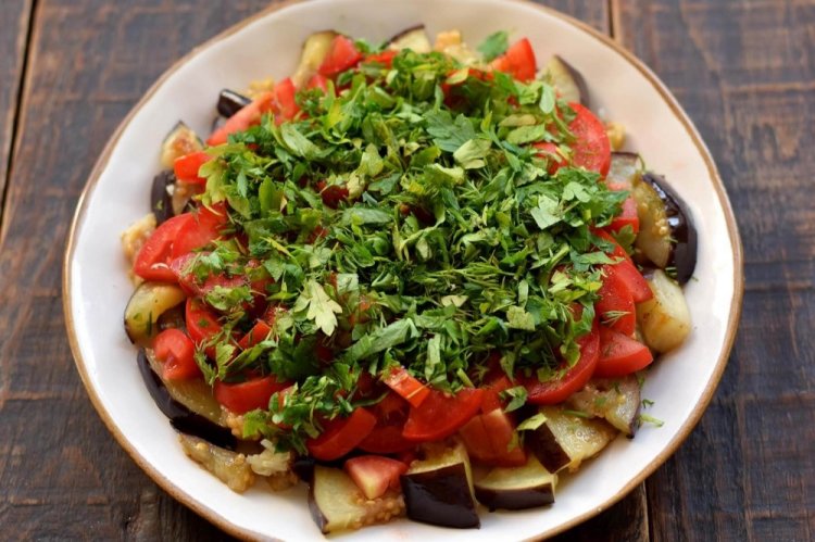 Ensalada tibia de berenjenas, tomates y huevos