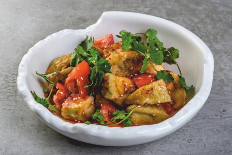 Ensalada tibia de berenjenas y tomates en salsa agridulce