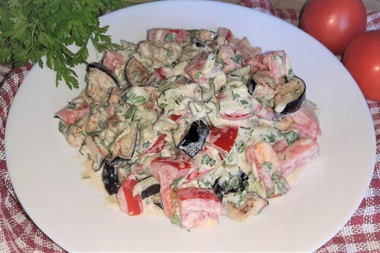 Ensalada tibia de berenjenas y tomates con aderezo de crema agria y mayonesa