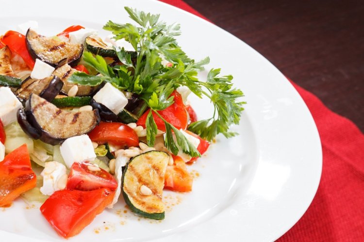 Ensalada tibia de calabacín, berenjenas y tomates