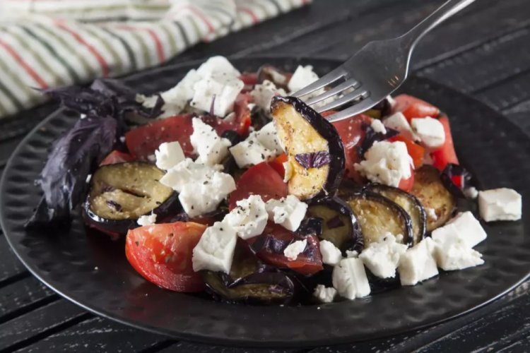 Ensalada tibia de berenjenas, tomates y aderezo de miel y mostaza