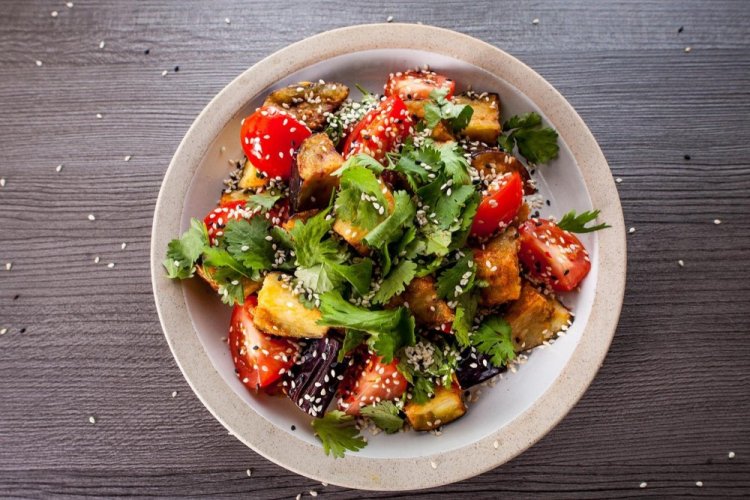Ensalada tibia de berenjenas, tomates y salsa de soja