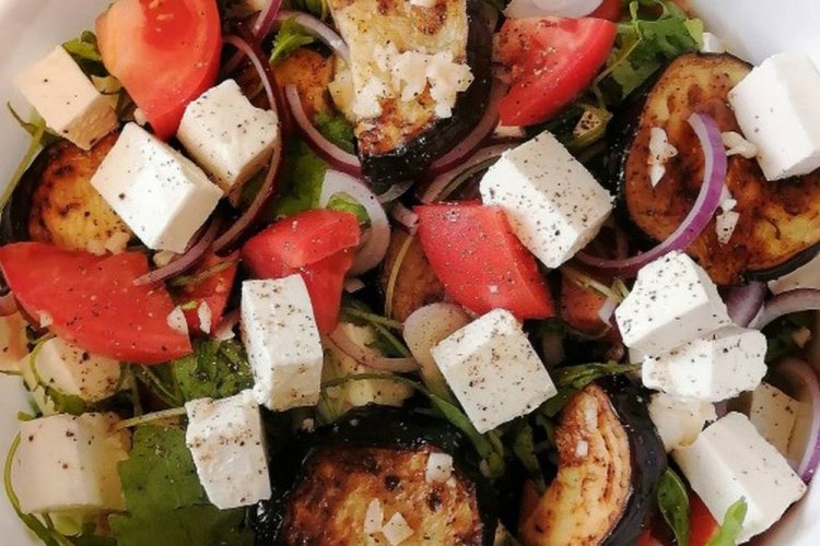 Ensalada tibia de berenjenas, tomates y queso brynza