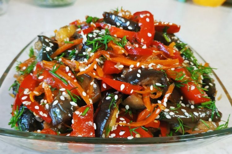 Ensalada tibia de berenjenas, pimiento morrón y tomates