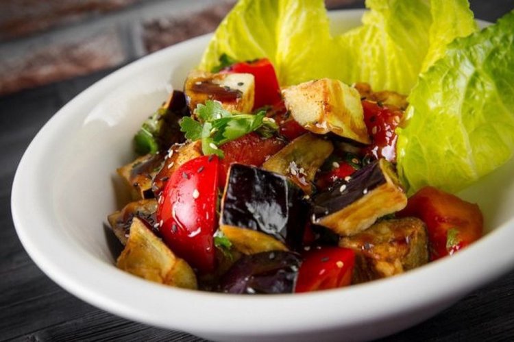 Ensalada tibia de berenjenas, tomates y lechuga