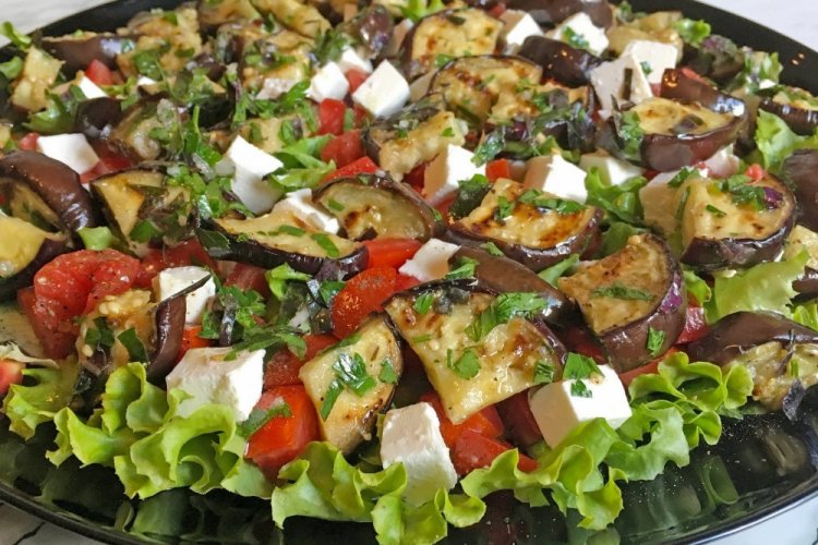 Ensalada tibia de berenjenas, tomates y queso feta