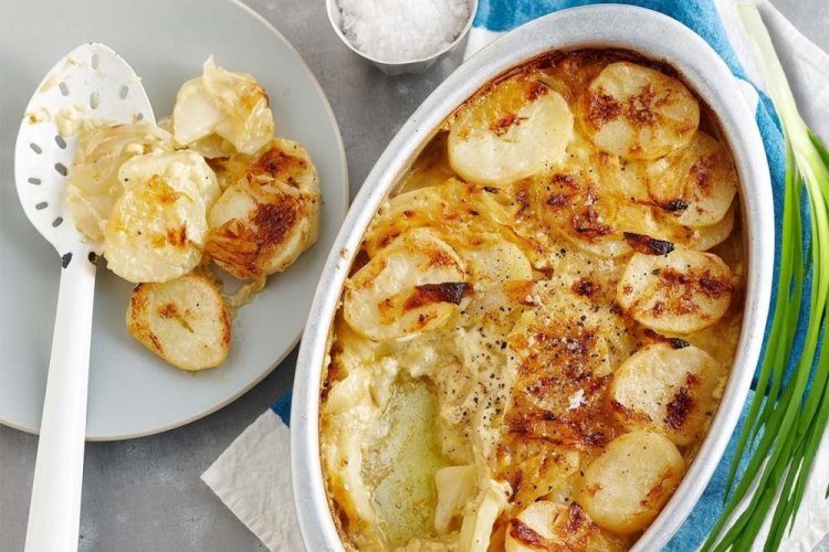 Patatas asadas con crema agria y ajo