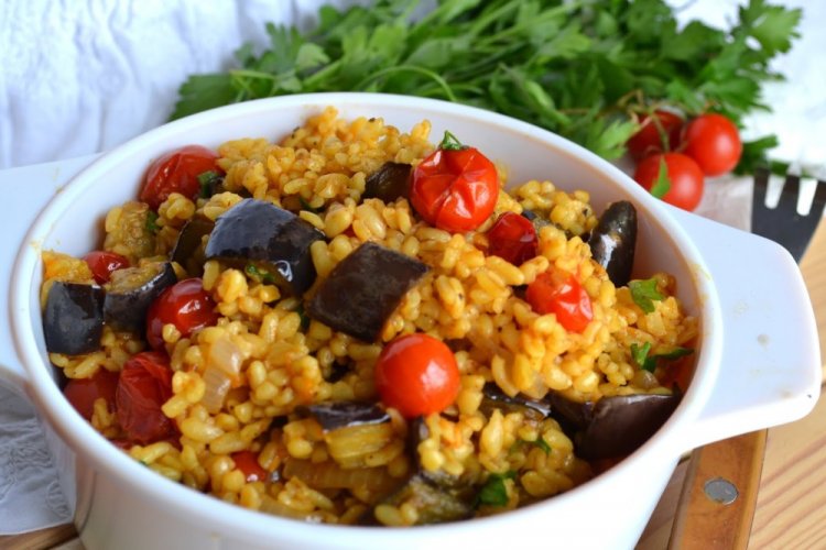 Bulgur con berenjenas en tomate