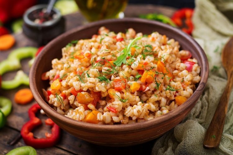 Cebada perlada con verduras y salsa de soja