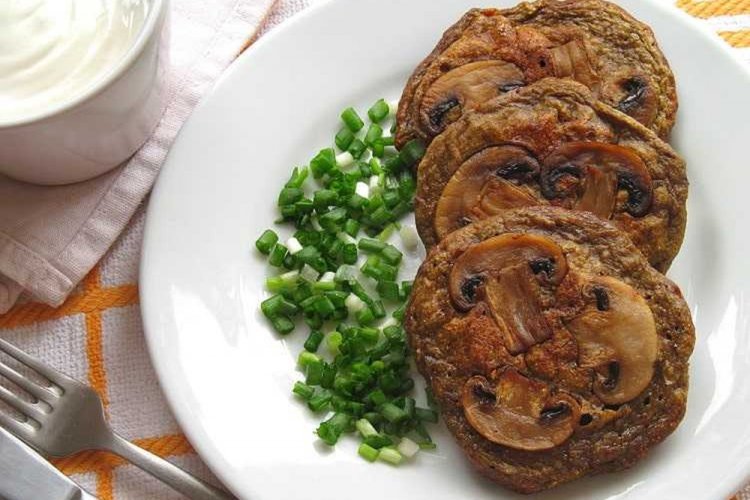 Tortitas de hígado de cerdo con champiñones