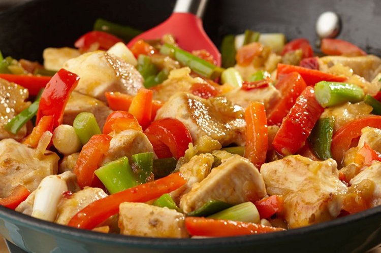 Turkey with Bell Pepper and Tomatoes in Cream Sauce