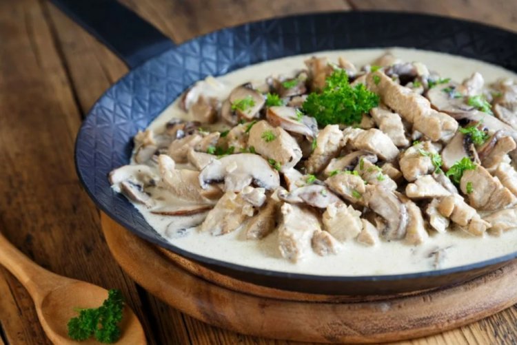 Turkey with Mushrooms in Cream Sauce